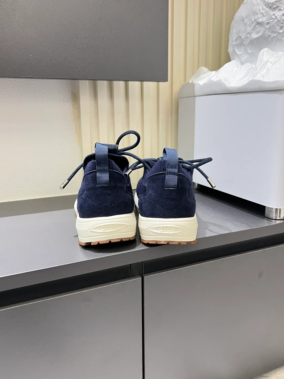 p380 Dior B80 sneakers are a new product of Dior men's series, focusing on comfort and fashion. The upper is made of breathable mesh + fabric splicing, which is lightweight and fits the shape of the foot, making it super comfortable for daily wear. The sole is made of rubber, which has great grip and wear resistance, and is suitable for commuting or light sports. The overall style is simple, the gray tone is versatile, and the shoelaces are adjustable for a more stable fit. Designed by Kim Jones, it is both practical and trendy. It is one of the new hot items in early spring①. size: 38-45 (45 customized)